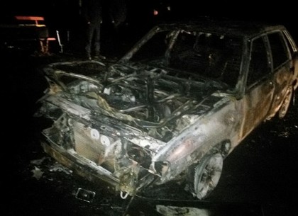 На Салтовке сгорели припаркованные возле подъезда автомобили (ФОТО)