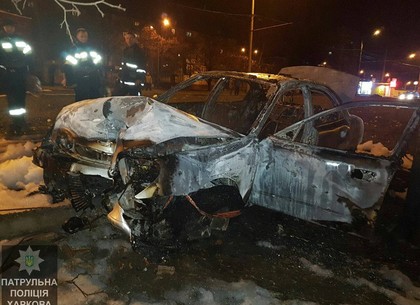Ночное ДТП на Московском проспекте: машина врезалась в столб и сгорела дотла