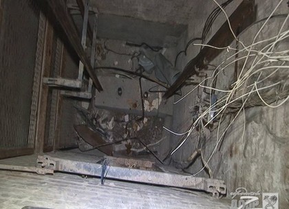 Двое мужчин упали в шахту лифта заброшенного здания (ФОТО, обновлено)