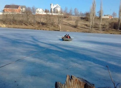 На роганском пруду рыбак провалился под лед (ФОТО)