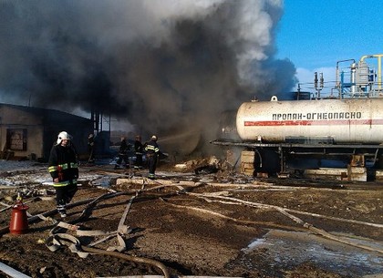 Пожар на нефтеперерабатывающем предприятии локализован, пожарные продолжают тушение (ФОТО)