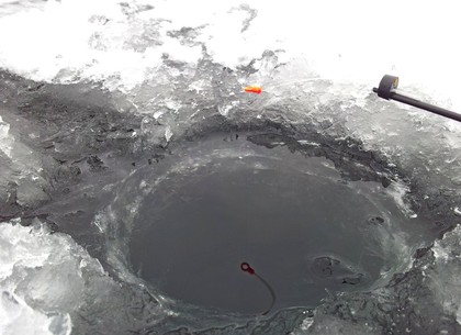 Четыре рыбака и ребенок застряли на льдине Печенежского водохранилища