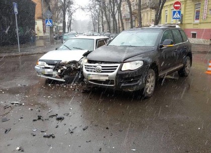 В центре Харькова во время снегопада столкнулись два авто (ФОТО)
