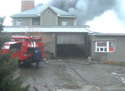 Пожар в Харькове: на месте работает 35 спасателей (ФОТО)