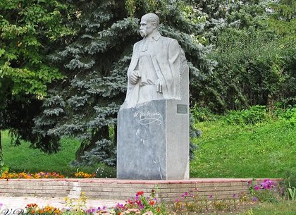 Памятник Шевченко повредили в Купянске (ФОТО)
