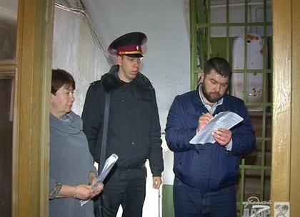 Харьковские коммунальщики проводят рейды по захламлениям в многоэтажках (ФОТО)