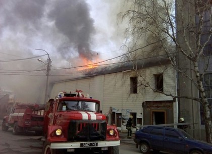 В центре Харькова вспыхнуло заброшенное здание (ФОТО)