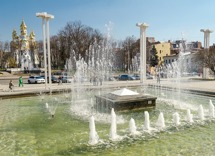В Харькове включили фонтаны
