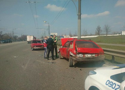 ДТП возле аэропорта: водителя увезла скорая