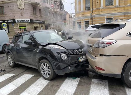 Напротив театра Шевченко столкнулись четыре авто (ФОТО)