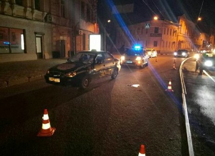 Таксист сбил девушку на пешеходном переходе в центре Харькова (ФОТО)