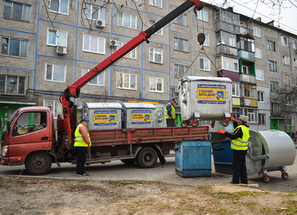В Харькове устанавливают евроконтейнеры для мусора