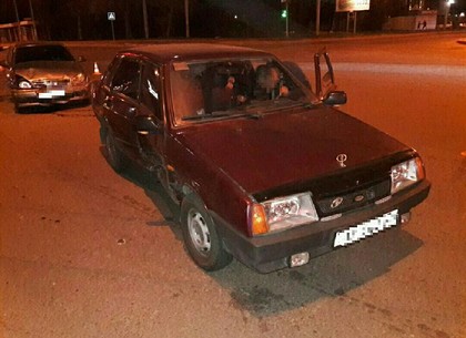 Ночное ДТП на Салтовке: водитель торопился на красный свет (ФОТО)