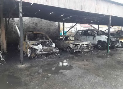 Крупный пожар на автостоянке: сгорело шесть машин (ФОТО, ВИДЕО)