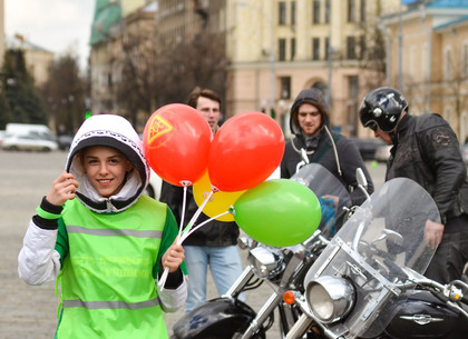 Флешмоб по безопасности дорожного движения на площади Свободы в Харькове