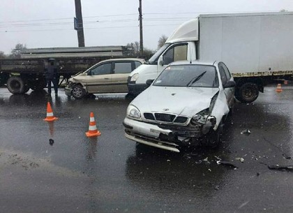 Тройное ДТП на Салтовском шоссе: водитель попал в неотложку (ФОТО)