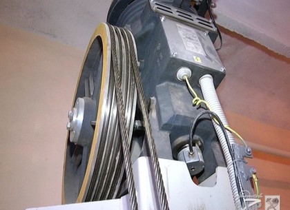 В харьковских многоэтажках занялись ремонтом лифтов (ФОТО)