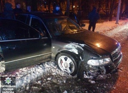 Погоня в центре Харькова: пьяный водитель убегал от полиции и врезался в дерево (ФОТО)