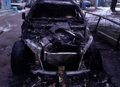 Под утро во дворе многоэтажки сгорел внедорожник BMW Х6 (ФОТО)