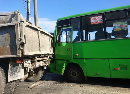 На Салтовке у маршрутки отказали тормоза: пассажиры попали в больницу (ФОТО)