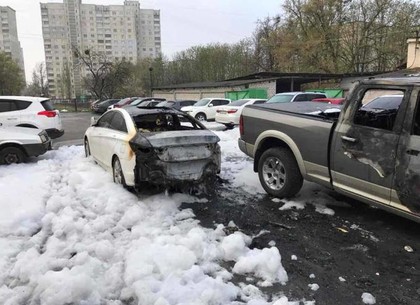 Ночью на харьковской стоянке сгорели три автомобиля