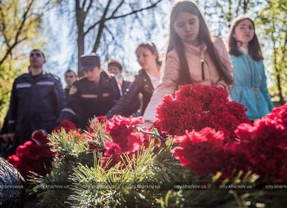 В сквере Пожарных почтили память харьковских чернобыльцев (ФОТО)
