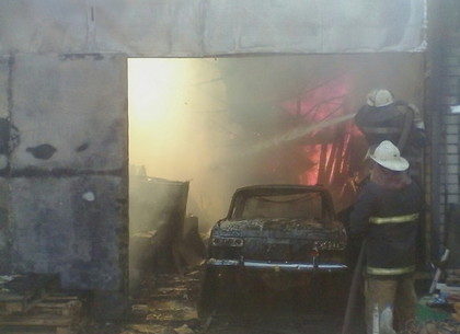 Масштабный пожар в Харькове: вспыхнул дом и гараж с автомобилями (ФОТО)