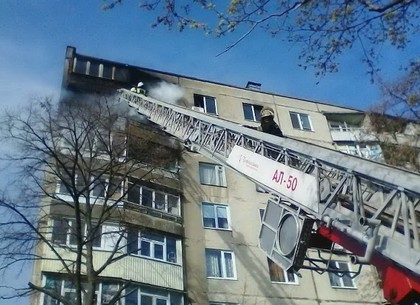 Пожар в многоэтажке на Салтовке: с восьмого этажа спасатели вынесли женщину (ФОТО)