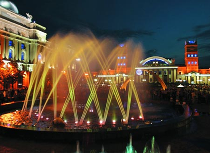 На площади перед Южным вокзалом включат цветомузыкальный фонтан