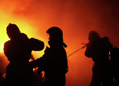 На пожаре в Харькове нашли труп мужчины с перерезанным горлом