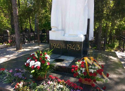 Вандалы изувечили памятник воинам-освободителям на центральном кладбище Харькова