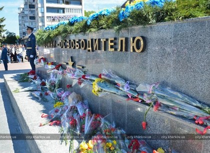 В Харькове возложили цветы к памятнику Воину-освободителю (ФОТО)
