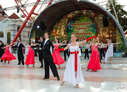 В Харькове прошел фестиваль бальных танцев «Харьковский вальс»