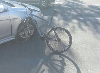 В центре Харькова велосипедист попал под машину