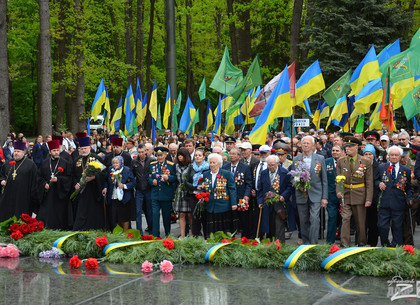 На Мемориал Славы пришли 10 тысяч харьковчан