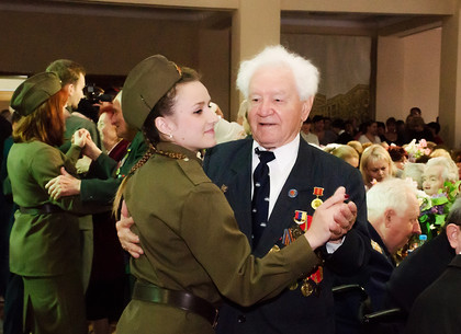 Ветеранам Второй мировой показали концерт и угостили полевой кашей (ФОТО)