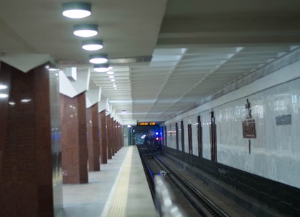 В метро на рельсы упал мужчина