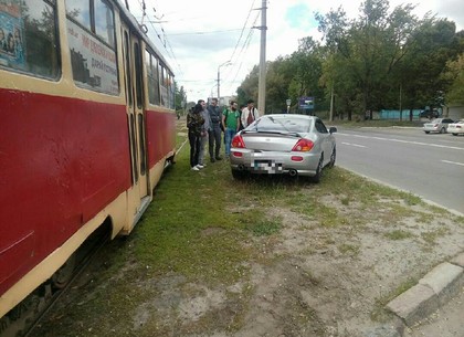 В Харькове иномарка столкнулась с трамваем