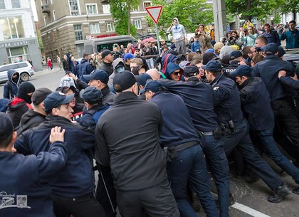 В центре Харькова разогнали ЛБГТ-акцию: ранены полицейские, задержанных отпустили