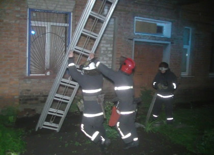 Пожар на Салтовке: погибла женщина, жильцов выводили по пожарной лестнице (ФОТО)