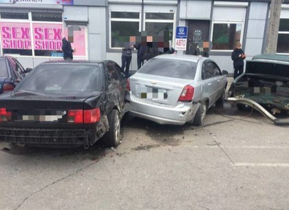 На салтовском рынке ВАЗ врезался в четыре припаркованных автомобиля и скрылся с места аварии (ФОТО)
