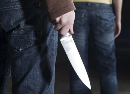 В Харькове мужчина с ножом ограбил прохожего