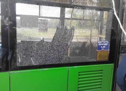 Обстрел троллейбуса на Салтовке: полиция разыскивает злоумышленников (ФОТО)