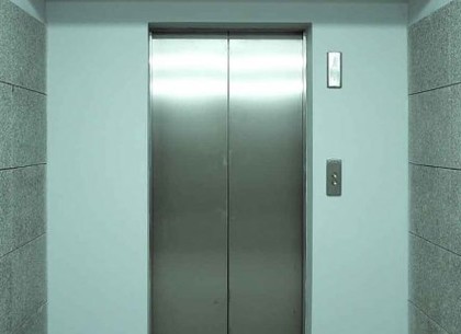 В харьковских домах отремонтируют более 100 лифтов