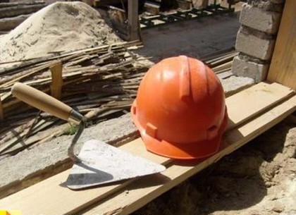 В Харькове строитель упал с трехметровой высоты