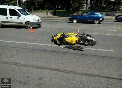На Полтавском шляхе мотоциклист пострадал от выбежавшего на дорогу пешехода (ФОТО)