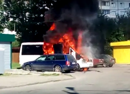 На Алексеевке сгорел микроавтобус (ФОТО, ВИДЕО)