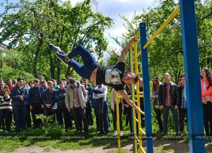Более тысячи школьников посетили мастер-классы харьковских воркаутеров (ФОТО)