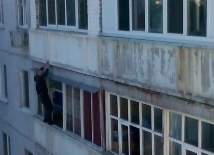 На Салтовке мужчина грозился выпрыгнуть с балкона седьмого этажа