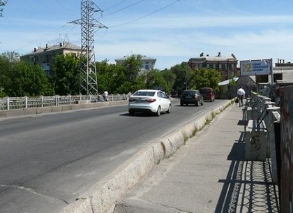 Движение через мост по переулку Фейербаха запрещено